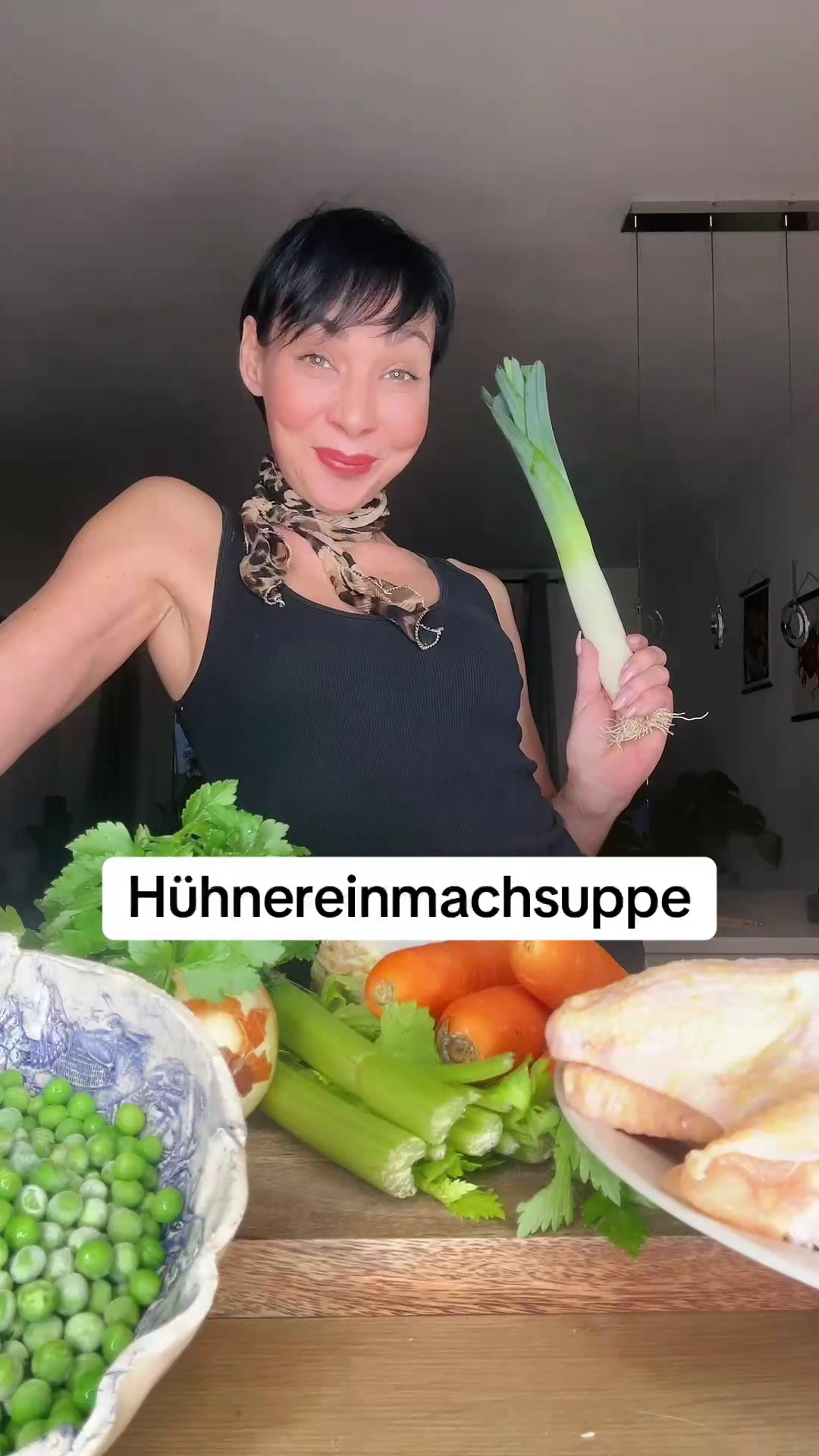 Birgit beim Kochen in ihrer Küche