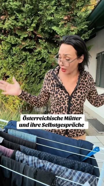 Birgit als österreichische Mutter am Wäscheständer